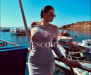 Эскортница Сара - грудь 3, рост 170 см, вес 63 кг, цвет волос Брюнетки, этничность Европейская