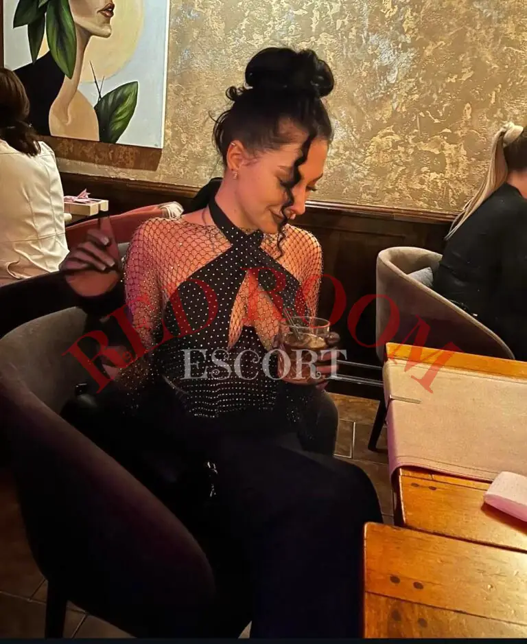 Эскортница Сара - грудь 3, рост 170 см, вес 63 кг, цвет волос Брюнетки, этничность Европейская