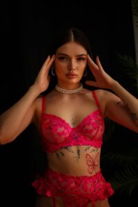 Эскортница Лана - грудь 2, рост 167 см, вес 55 кг, цвет волос Брюнетки