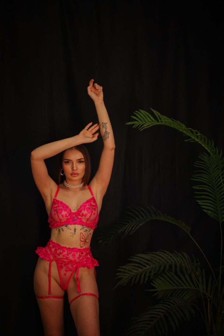 Эскортница Лана - грудь 2, рост 167 см, вес 55 кг, цвет волос Брюнетки