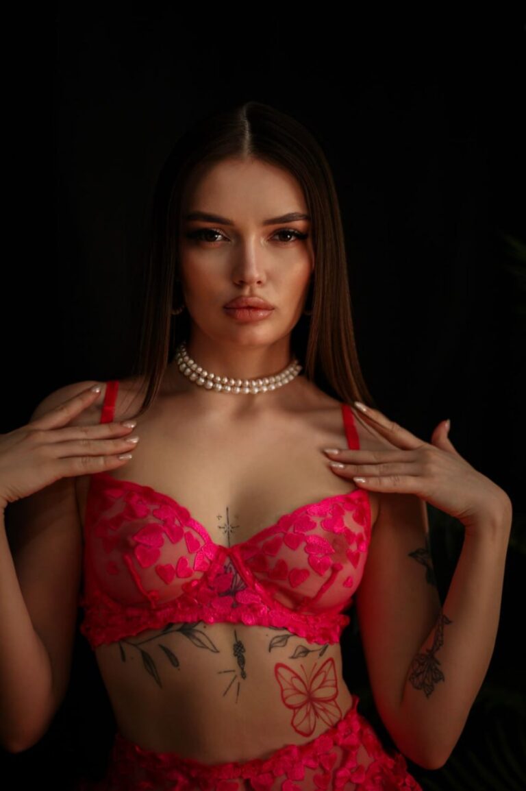 Эскортница Лана - грудь 2, рост 167 см, вес 55 кг, цвет волос Брюнетки