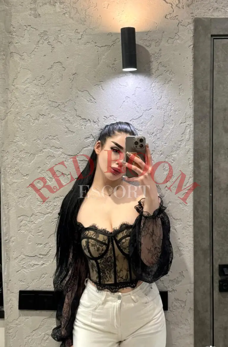 Эскортница Сара - грудь 3, рост 170 см, вес 63 кг, цвет волос Брюнетки, этничность Европейская