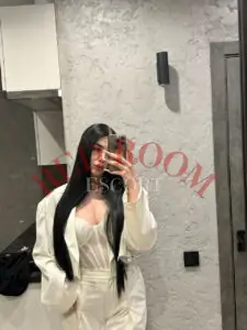 Эскортница Сара - грудь 3, рост 170 см, вес 63 кг, цвет волос Брюнетки, этничность Европейская