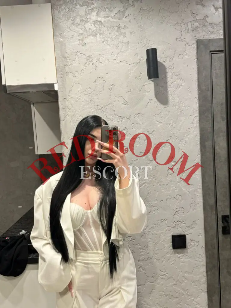 Эскортница Сара - грудь 3, рост 170 см, вес 63 кг, цвет волос Брюнетки, этничность Европейская