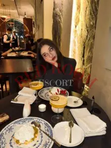 Эскортница Кристина - грудь 2, рост 170 см, вес 53 кг, цвет волос Брюнетки, этничность Европейская