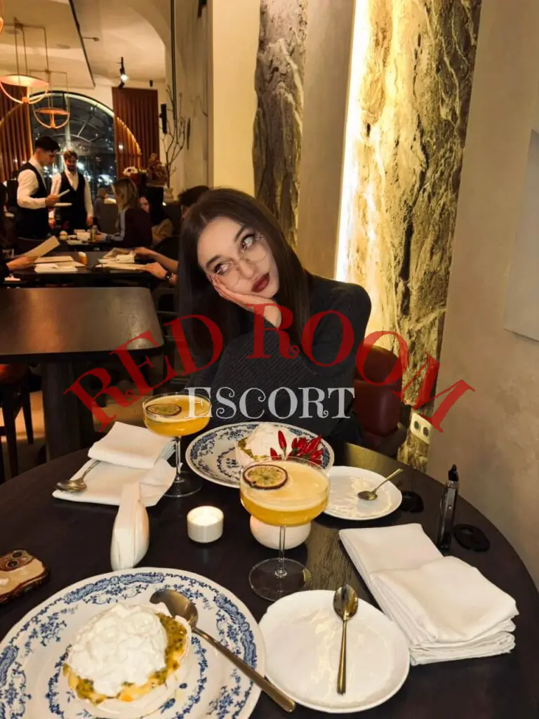 Эскортница Кристина - грудь 2, рост 170 см, вес 53 кг, цвет волос Брюнетки, этничность Европейская