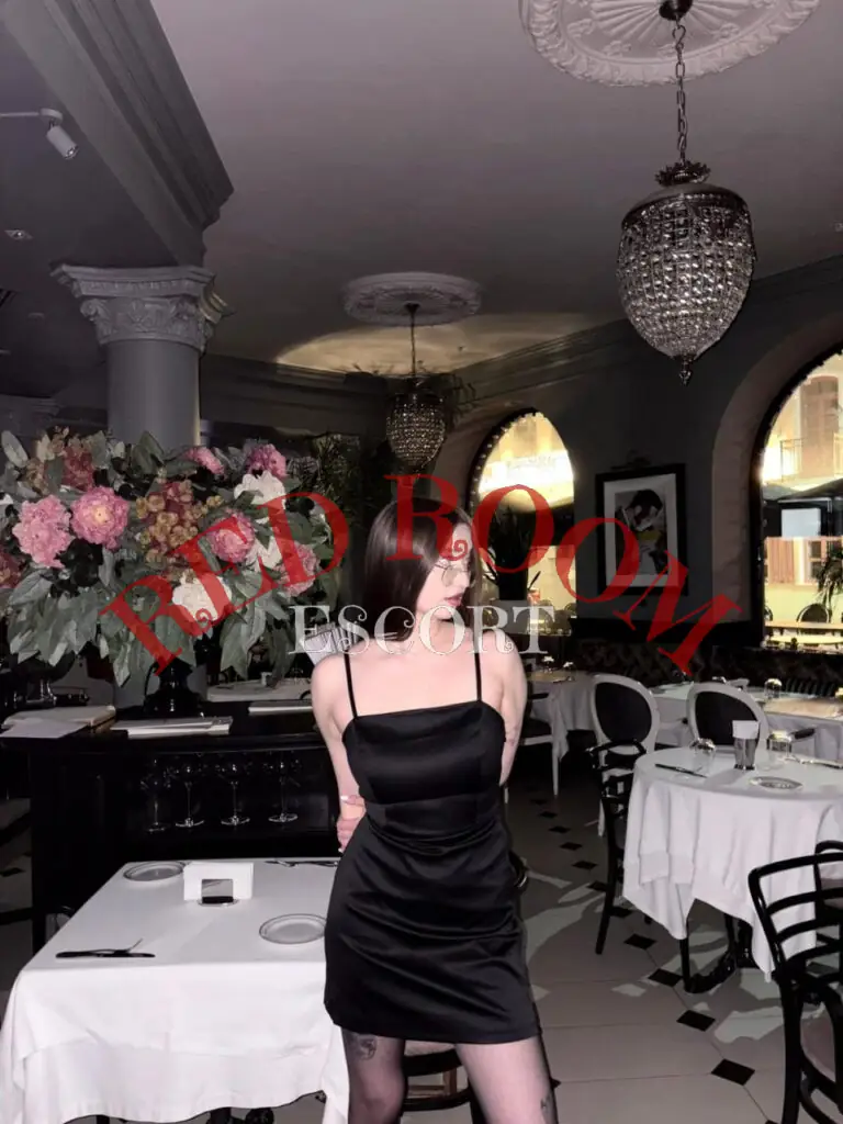 Эскортница Кристина - грудь 2, рост 170 см, вес 53 кг, цвет волос Брюнетки, этничность Европейская