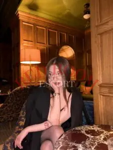 Эскортница Кристина - грудь 2, рост 170 см, вес 53 кг, цвет волос Брюнетки, этничность Европейская