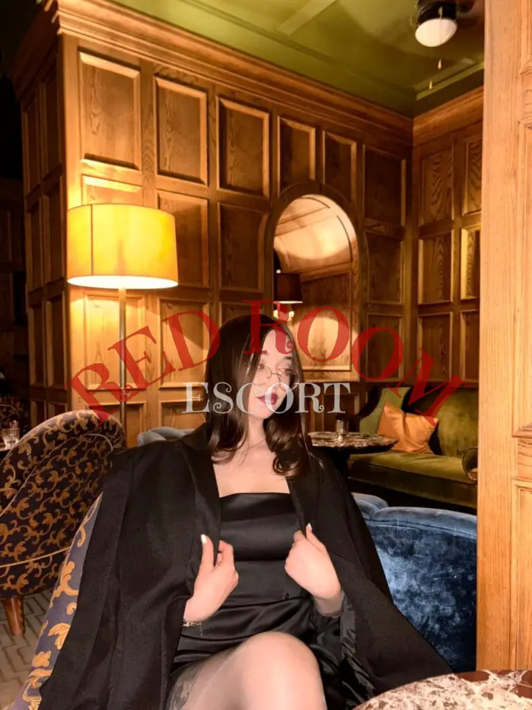 Эскортница Кристина - грудь 2, рост 170 см, вес 53 кг, цвет волос Брюнетки, этничность Европейская