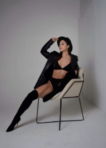 Эскортница Ева - грудь 1.5, рост 165 см, вес 55 кг, цвет волос Брюнетки, этничность Европейская