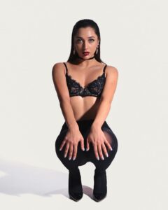 Эскортница Ева - грудь 1.5, рост 165 см, вес 55 кг, цвет волос Брюнетки, этничность Европейская