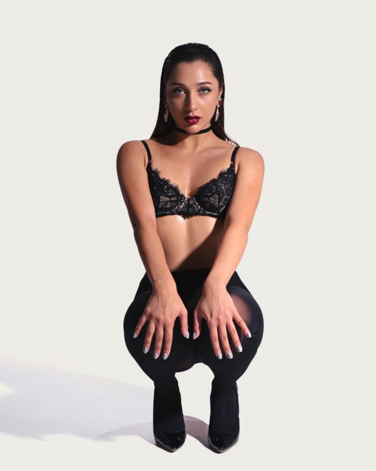 Эскортница Ева - грудь 1.5, рост 165 см, вес 55 кг, цвет волос Брюнетки, этничность Европейская