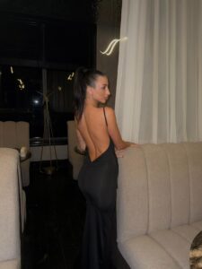 Эскортница Маи - грудь 2, рост 170 см, вес 45 кг, цвет волос Брюнетки