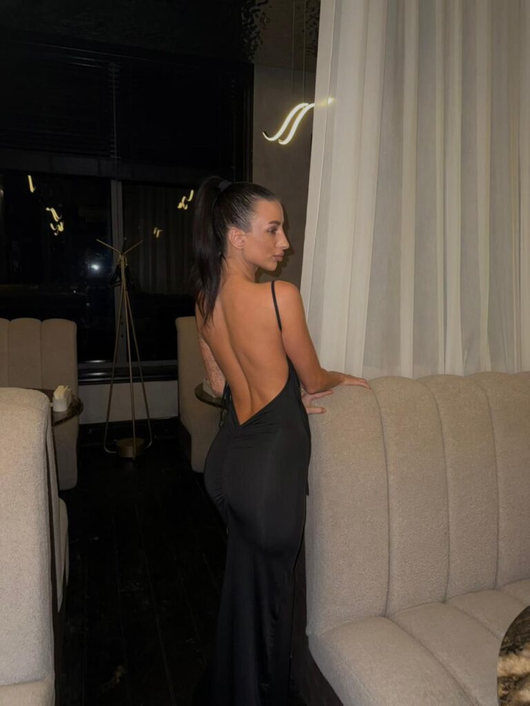 Эскортница Маи - грудь 2, рост 170 см, вес 45 кг, цвет волос Брюнетки