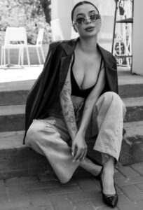 Эскортница Эллина - грудь 2, рост 167 см, вес 47 кг, цвет волос Брюнетки