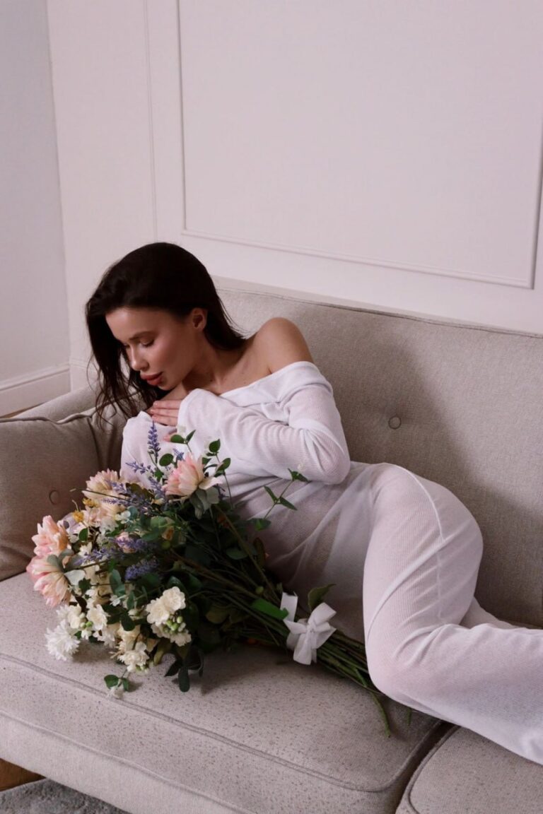 Эскортница Эллина - грудь 2, рост 167 см, вес 47 кг, цвет волос Брюнетки