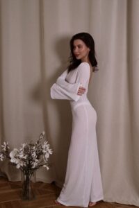 Эскортница Эллина - грудь 2, рост 167 см, вес 47 кг, цвет волос Брюнетки