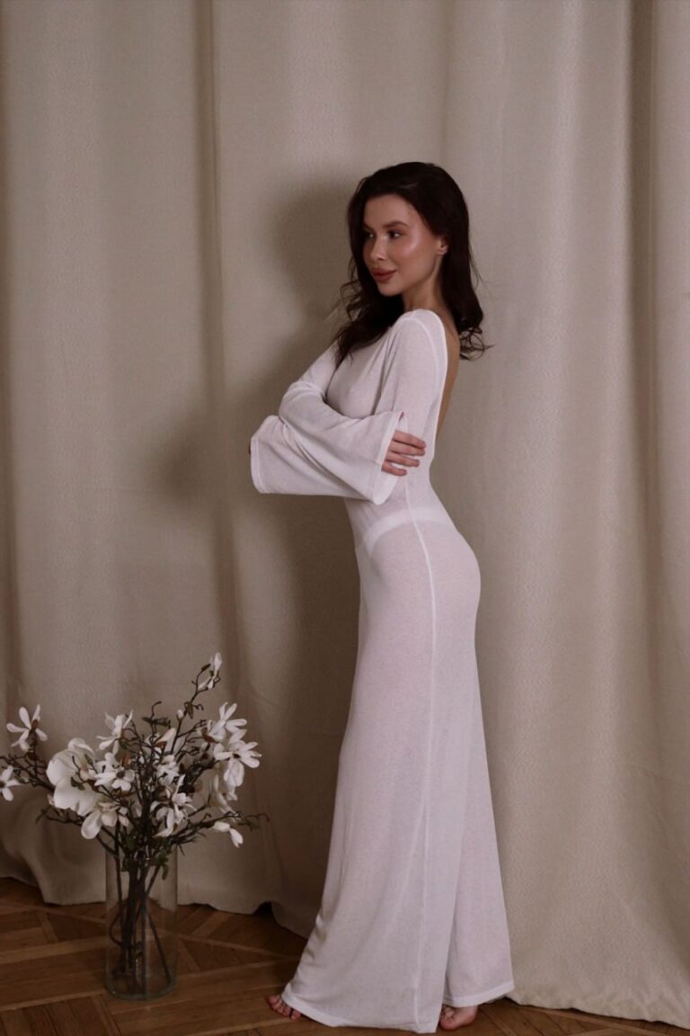 Эскортница Эллина - грудь 2, рост 167 см, вес 47 кг, цвет волос Брюнетки