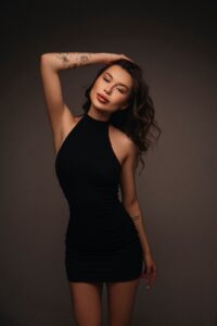 Эскортница Эллина - грудь 2, рост 167 см, вес 47 кг, цвет волос Брюнетки