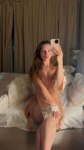 Эскортница Мила - грудь 2, рост 167 см, вес 56 кг, цвет волос Шатенки