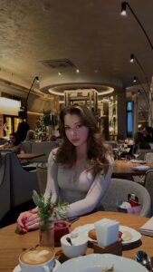 Эскортница Мила - грудь 2, рост 167 см, вес 56 кг, цвет волос Шатенки