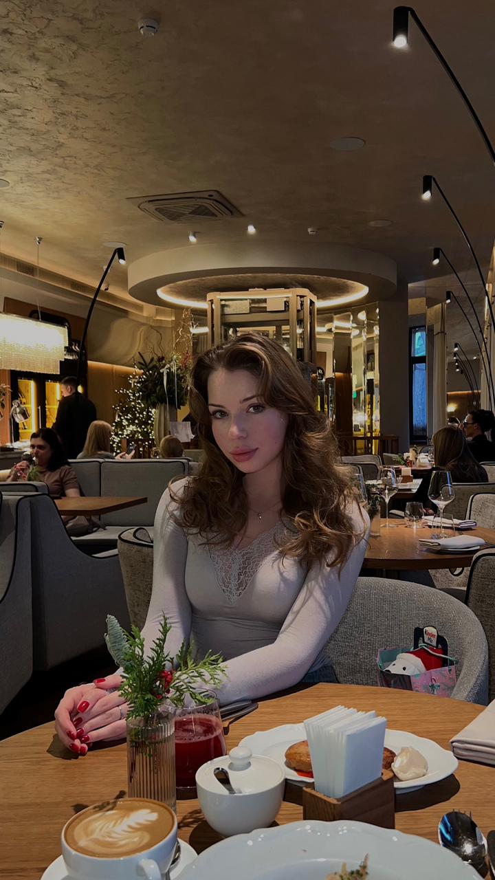 Эскортница Мила - грудь 2, рост 167 см, вес 56 кг, цвет волос Шатенки