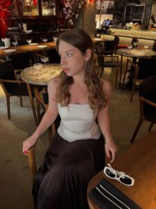 Эскортница Мила - грудь 2, рост 167 см, вес 56 кг, цвет волос Шатенки