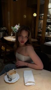 Эскортница Мила - грудь 2, рост 167 см, вес 56 кг, цвет волос Шатенки