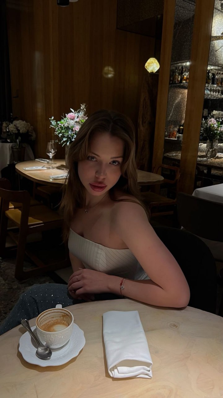 Эскортница Мила - грудь 2, рост 167 см, вес 56 кг, цвет волос Шатенки