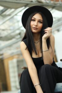 Эскортница Наама - грудь 2, рост 171 см, вес 53 кг, цвет волос Брюнетки, этничность Европейская