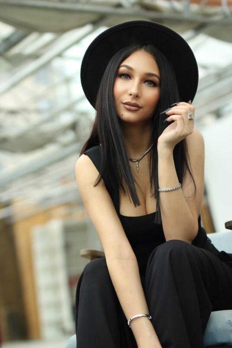 Эскортница Наама - грудь 2, рост 171 см, вес 53 кг, цвет волос Брюнетки, этничность Европейская