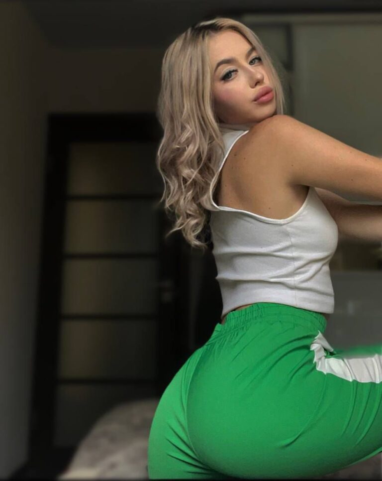 Эскортница Юля - грудь 1.5, рост 150 см, вес 45 кг, цвет волос Брюнетки, этничность Европейская