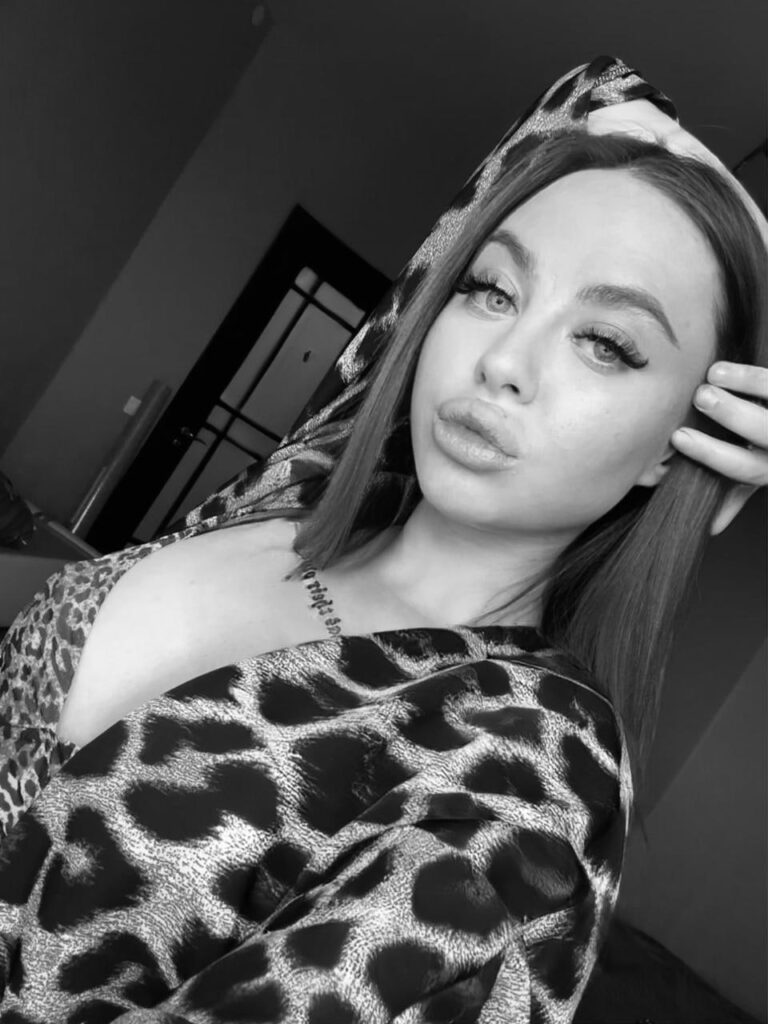 Эскортница Юля - грудь 1.5, рост 150 см, вес 45 кг, цвет волос Брюнетки, этничность Европейская