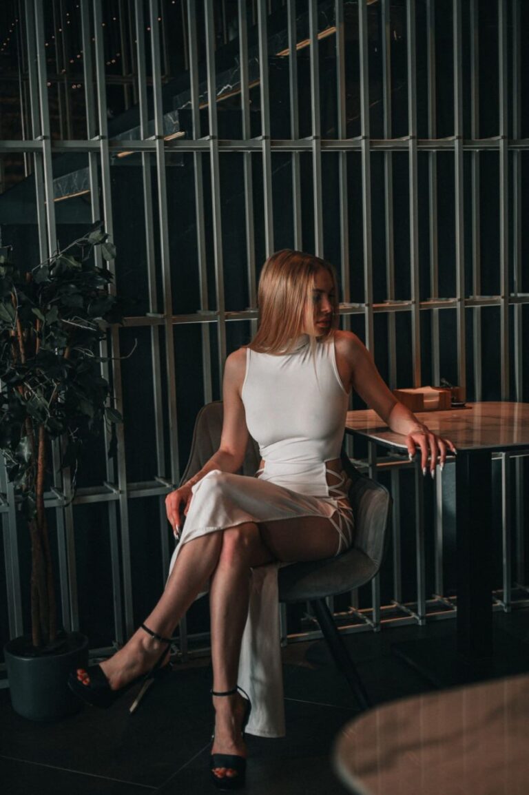 Эскортница Алена - грудь 52, рост 164 см, вес 2 кг, цвет волос Блондинки