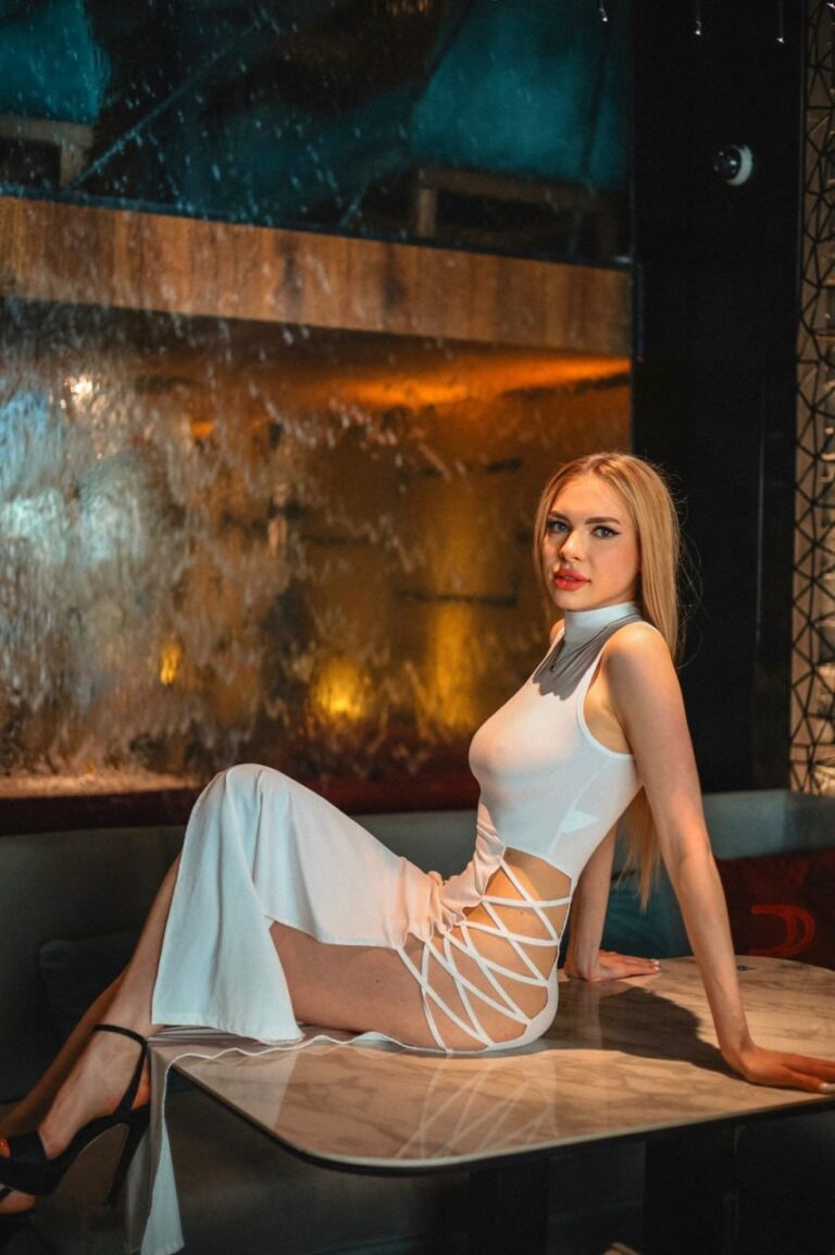 Эскортница Алена - грудь 52, рост 164 см, вес 2 кг, цвет волос Блондинки