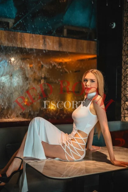 Эскортница Алена - грудь 2, рост 164 см, вес 52 кг, цвет волос Блондинки