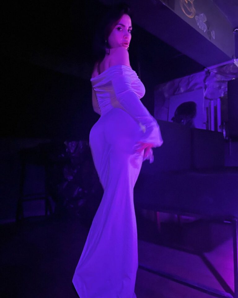 Эскортница Адель - грудь 4, рост 153 см, вес 52 кг, цвет волос Брюнетки