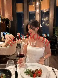 Эскортница Айым - грудь 3, рост 165 см, вес 55 кг, цвет волос Брюнетки, этничность Азиатская