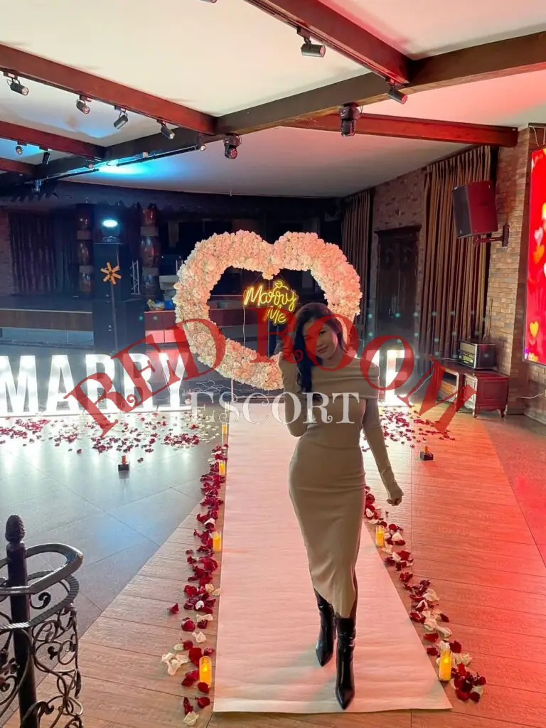 Эскортница Мира - грудь 2, рост 165 см, вес 54 кг, цвет волос Брюнетки