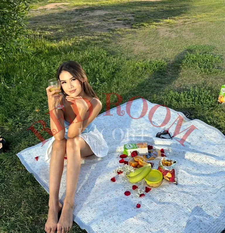 Эскортница Мира - грудь 2, рост 165 см, вес 54 кг, цвет волос Брюнетки