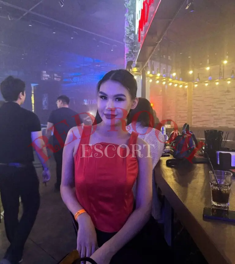 Эскортница Мира - грудь 2, рост 165 см, вес 54 кг, цвет волос Брюнетки