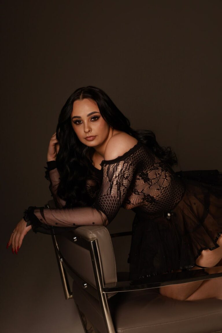 Эскортница Арияна - грудь 2, рост 161 см, вес 60 кг, цвет волос Брюнетки