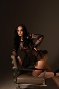 Эскортница Арияна - грудь 2, рост 161 см, вес 60 кг, цвет волос Брюнетки