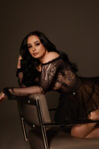 Эскортница Арияна - грудь 2, рост 161 см, вес 60 кг, цвет волос Брюнетки