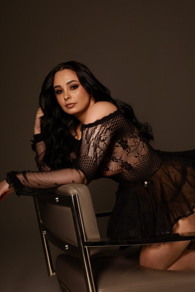 Эскортница Арияна - грудь 2, рост 161 см, вес 60 кг, цвет волос Брюнетки