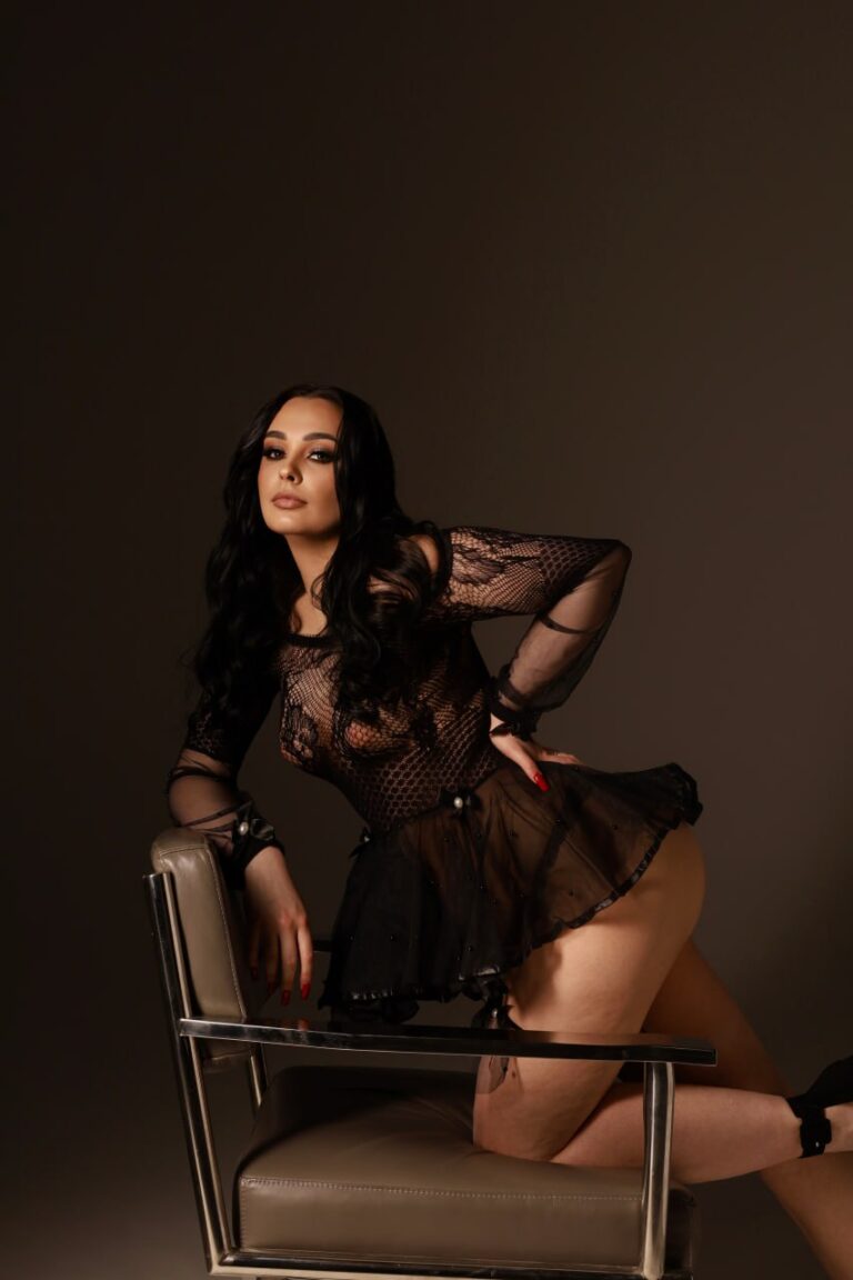 Эскортница Арияна - грудь 2, рост 161 см, вес 60 кг, цвет волос Брюнетки