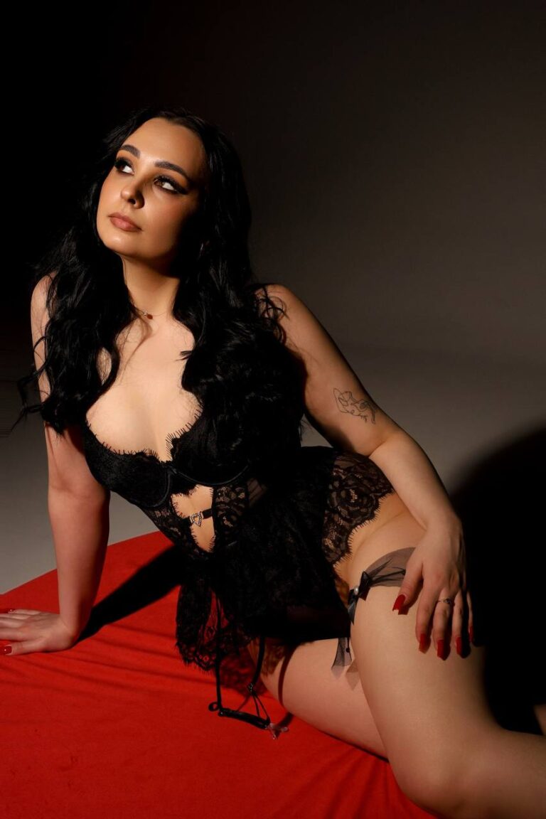 Эскортница Арияна - грудь 2, рост 161 см, вес 60 кг, цвет волос Брюнетки