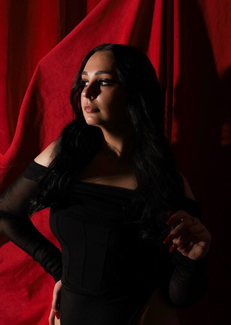 Эскортница Арияна - грудь 2, рост 161 см, вес 60 кг, цвет волос Брюнетки