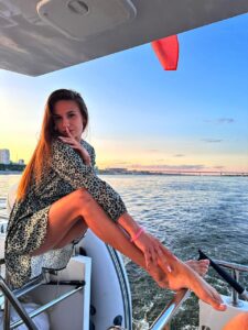 Эскортница Вика - грудь 3.5, рост 172 см, вес 50 кг, цвет волос Шатенки, этничность Европейская