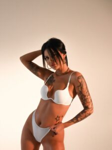 Эскортница Белла - грудь 1.5, рост 168 см, вес 52 кг, цвет волос Брюнетки, этничность Европейская